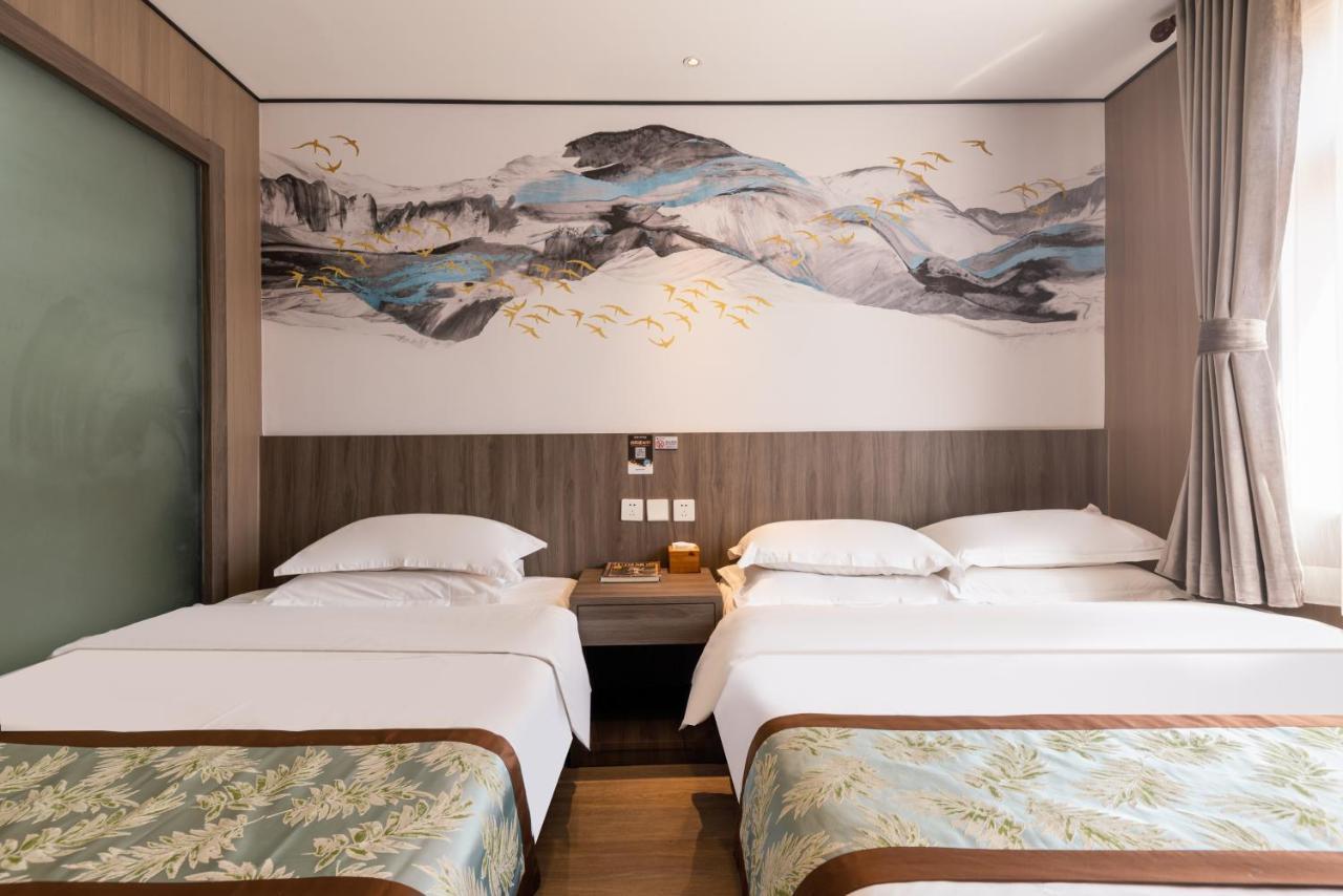 East Sacred ᴸᴱo---foreign Accept---tourism Service English-speaking 丨 Near Tiananmen Forbidden City丨very Close To Metro Zhangzizhong And Beixinqiao 丨european Foot Ball English丨free Advance Tickets And Laundry Drying Service Coffee Snacks Пекин
