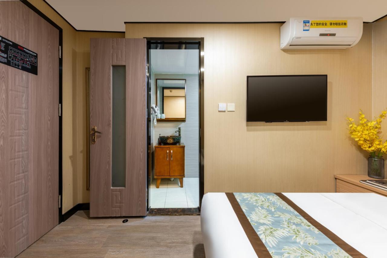 East Sacred ᴸᴱo---foreign Accept---tourism Service English-speaking 丨 Near Tiananmen Forbidden City丨very Close To Metro Zhangzizhong And Beixinqiao 丨european Foot Ball English丨free Advance Tickets And Laundry Drying Service Coffee Snacks Пекин
