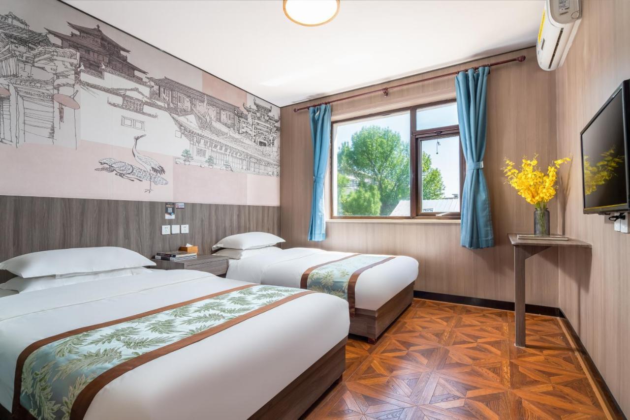 East Sacred ᴸᴱo---foreign Accept---tourism Service English-speaking 丨 Near Tiananmen Forbidden City丨very Close To Metro Zhangzizhong And Beixinqiao 丨european Foot Ball English丨free Advance Tickets And Laundry Drying Service Coffee Snacks Пекин