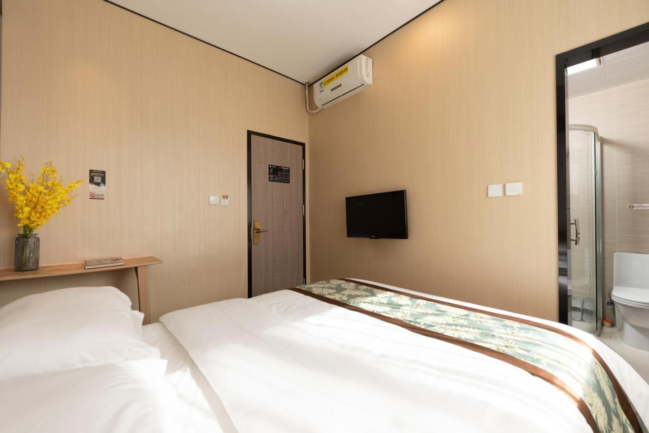 East Sacred ᴸᴱo---foreign Accept---tourism Service English-speaking 丨 Near Tiananmen Forbidden City丨very Close To Metro Zhangzizhong And Beixinqiao 丨european Foot Ball English丨free Advance Tickets And Laundry Drying Service Coffee Snacks Пекин