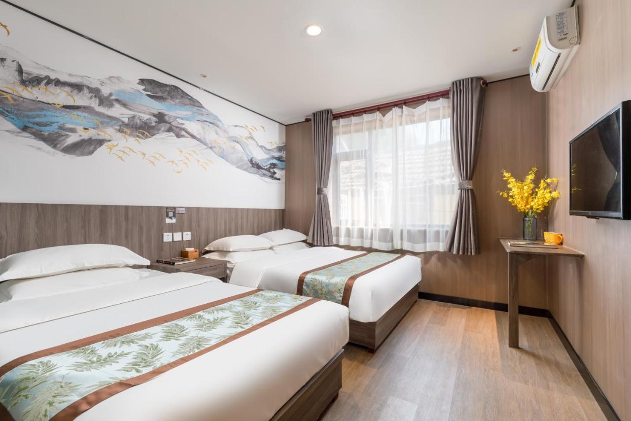 East Sacred ᴸᴱo---foreign Accept---tourism Service English-speaking 丨 Near Tiananmen Forbidden City丨very Close To Metro Zhangzizhong And Beixinqiao 丨european Foot Ball English丨free Advance Tickets And Laundry Drying Service Coffee Snacks