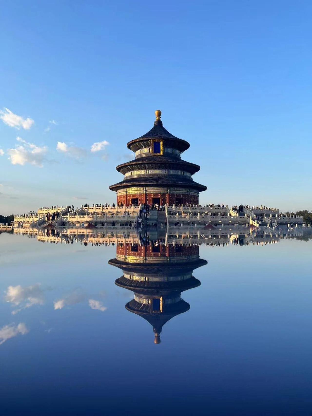 Отель East Sacred ᴸᴱo---foreign Accept---tourism Service English-speaking 丨 Near Tiananmen Forbidden City丨very Close To Metro Zhangzizhong And Beixinqiao 丨european Foot Ball English丨free Advance Tickets And Laundry Drying Service Coffee Snacks 4*