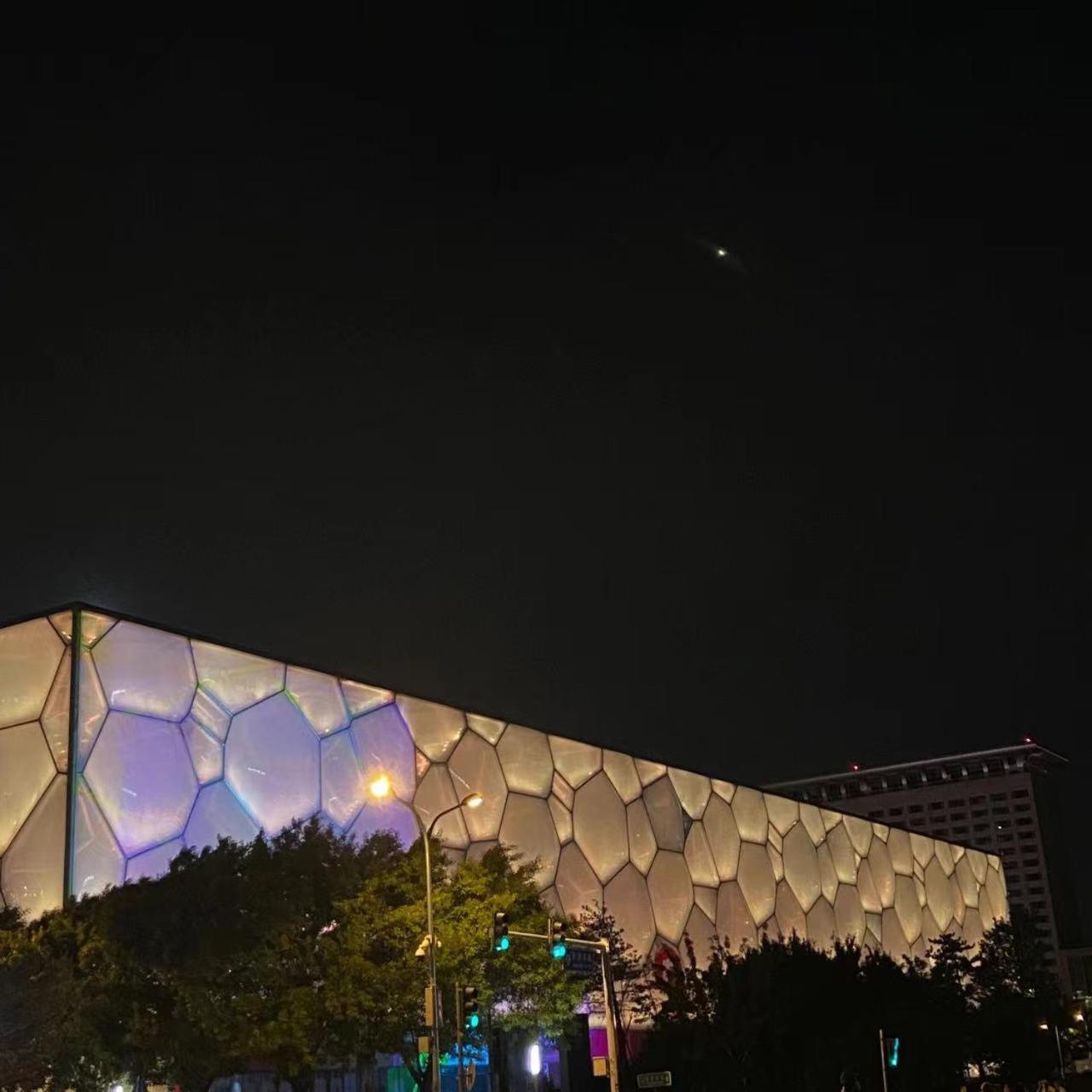 East Sacred ᴸᴱo---foreign Accept---tourism Service English-speaking 丨 Near Tiananmen Forbidden City丨very Close To Metro Zhangzizhong And Beixinqiao 丨european Foot Ball English丨free Advance Tickets And Laundry Drying Service Coffee Snacks Отель 4*
