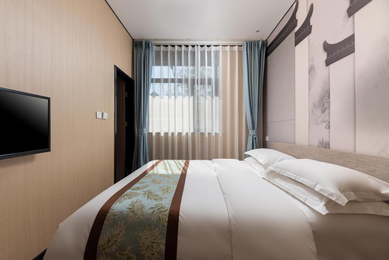 East Sacred ᴸᴱo---foreign Accept---tourism Service English-speaking 丨 Near Tiananmen Forbidden City丨very Close To Metro Zhangzizhong And Beixinqiao 丨european Foot Ball English丨free Advance Tickets And Laundry Drying Service Coffee Snacks Hotel