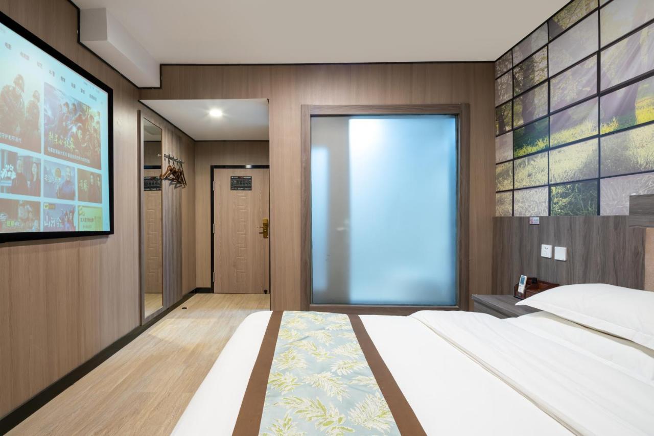 Hotel East Sacred ᴸᴱo---foreign Accept---tourism Service English-speaking 丨 Near Tiananmen Forbidden City丨very Close To Metro Zhangzizhong And Beixinqiao 丨european Foot Ball English丨free Advance Tickets And Laundry Drying Service Coffee Snacks