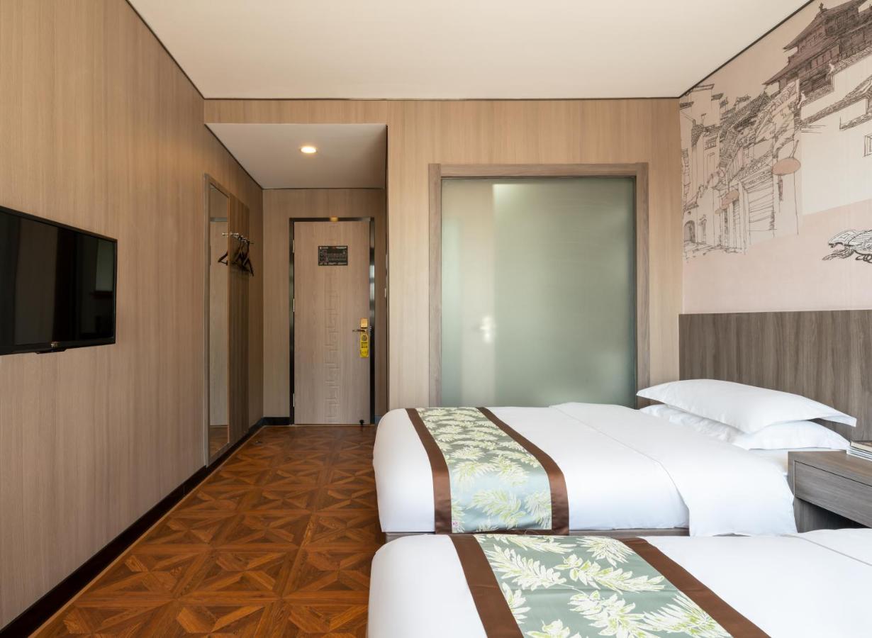 East Sacred ᴸᴱo---foreign Accept---tourism Service English-speaking 丨 Near Tiananmen Forbidden City丨very Close To Metro Zhangzizhong And Beixinqiao 丨european Foot Ball English丨free Advance Tickets And Laundry Drying Service Coffee Snacks