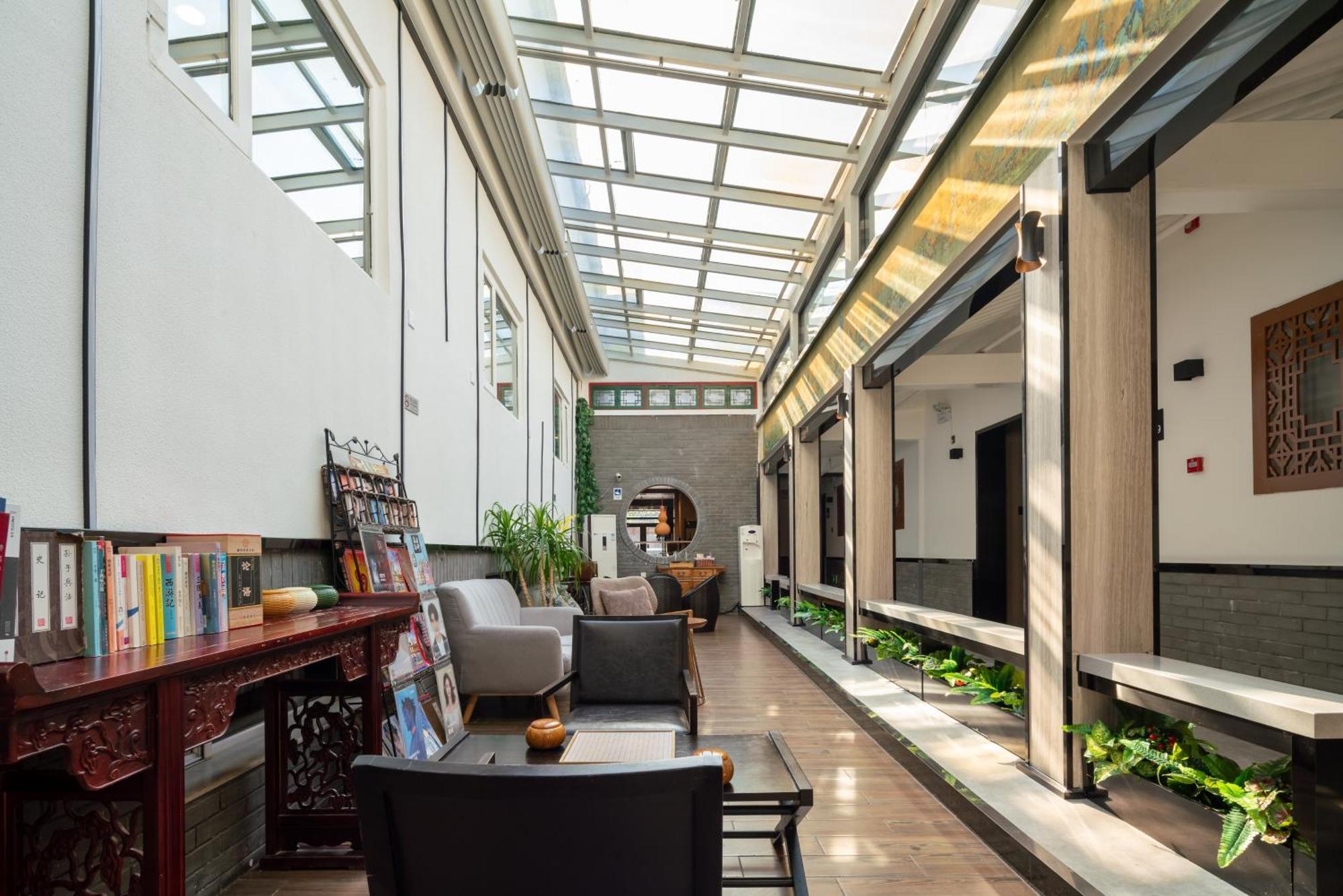 Hotel East Sacred ᴸᴱo---foreign Accept---tourism Service English-speaking 丨 Near Tiananmen Forbidden City丨very Close To Metro Zhangzizhong And Beixinqiao 丨european Foot Ball English丨free Advance Tickets And Laundry Drying Service Coffee Snacks 4*