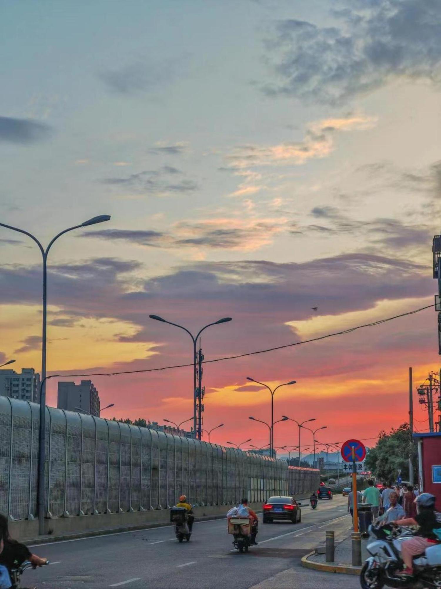 East Sacred ᴸᴱo---foreign Accept---tourism Service English-speaking 丨 Near Tiananmen Forbidden City丨very Close To Metro Zhangzizhong And Beixinqiao 丨european Foot Ball English丨free Advance Tickets And Laundry Drying Service Coffee Snacks