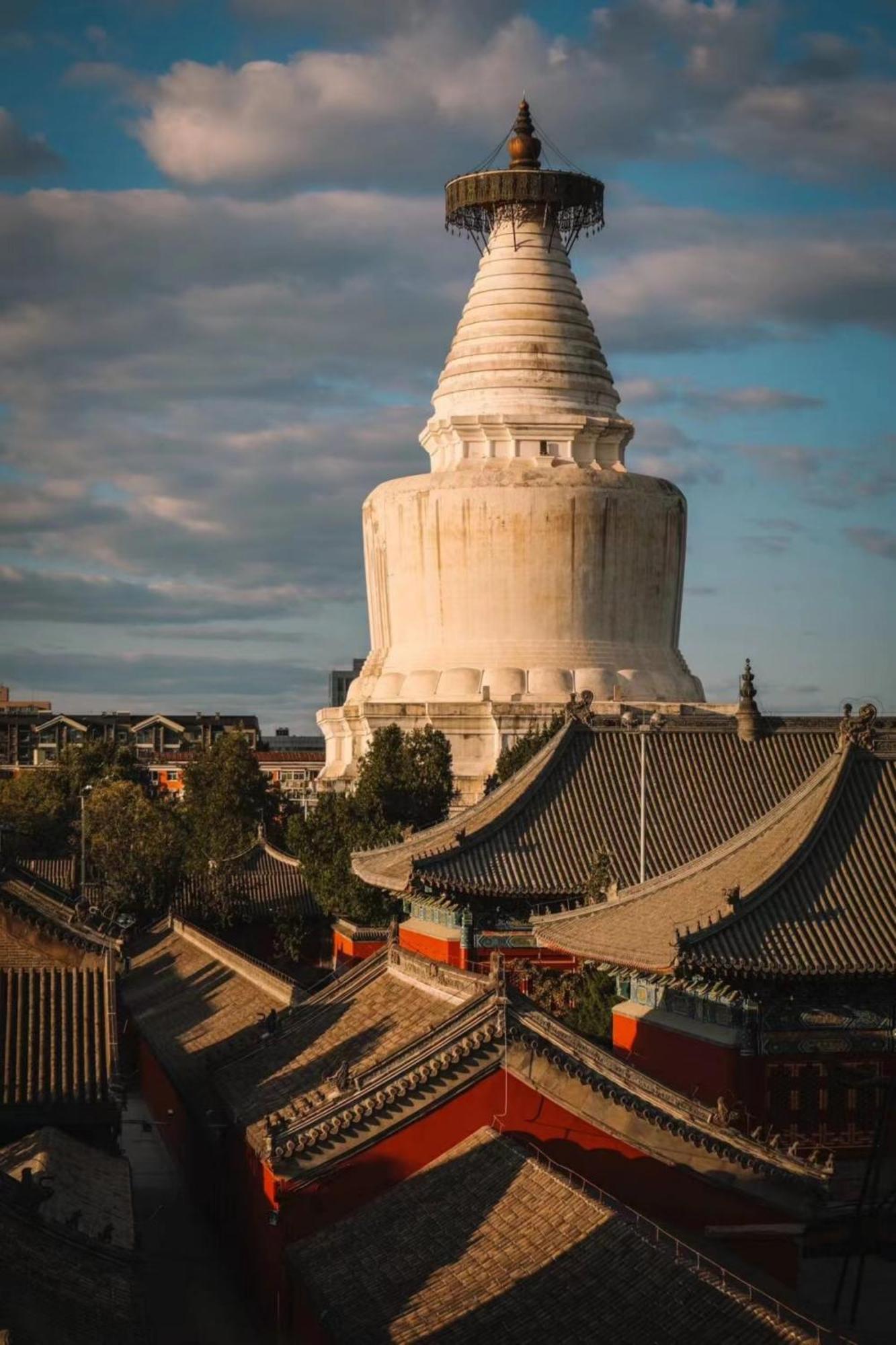 East Sacred ᴸᴱo---foreign Accept---tourism Service English-speaking 丨 Near Tiananmen Forbidden City丨very Close To Metro Zhangzizhong And Beixinqiao 丨european Foot Ball English丨free Advance Tickets And Laundry Drying Service Coffee Snacks Hotel Beijing